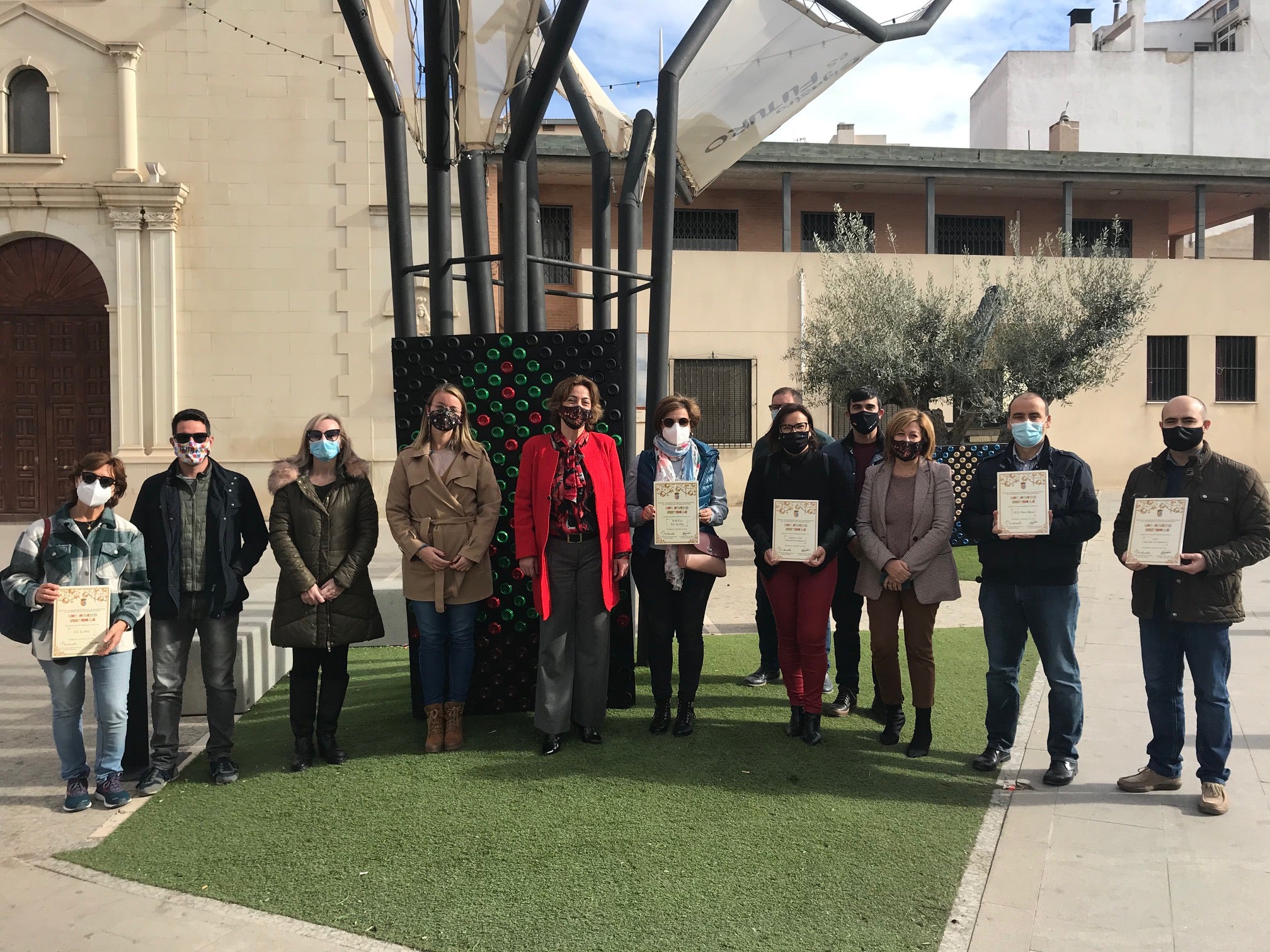 La iniciativa de este Ayuntamiento de reutilizar materiales para realizar decoración navideña da un paso en el reciclaje La iniciativa de este Ayuntamiento de reutilizar materiales para realizar decoración navideña da un paso en el reciclaje