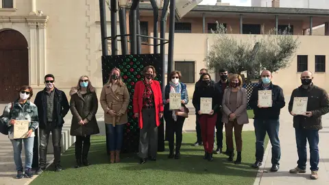 La iniciativa de este Ayuntamiento de reutilizar materiales para realizar decoración navideña da un paso en el reciclaje Bigastro