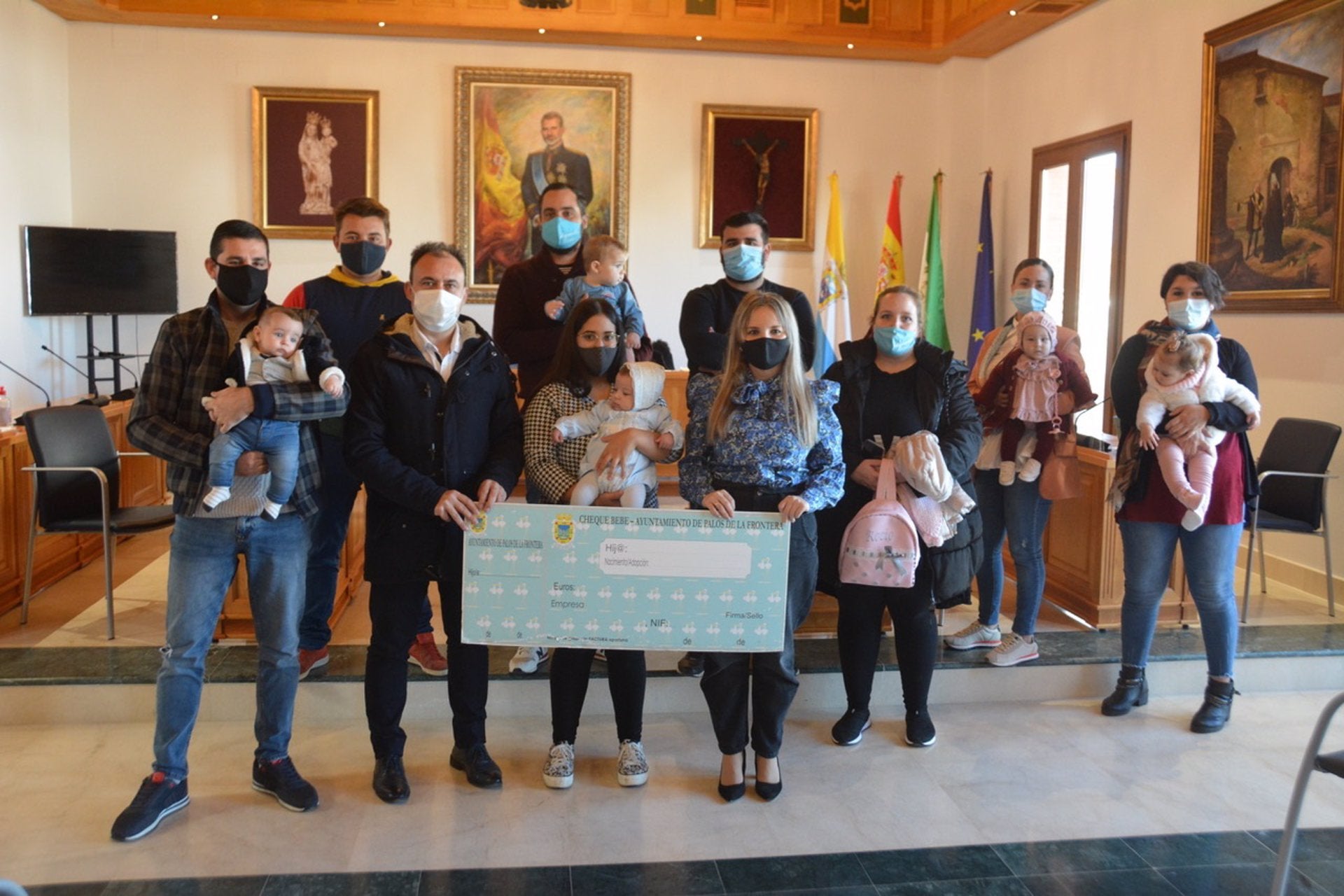 El alcalde de Palos anuncia un aumento de 100 euros en la cuantía de los cheques bebé para el próximo año El alcalde de Palos anuncia un aumento de 100 euros en la cuantía de los cheques bebé para el próximo año