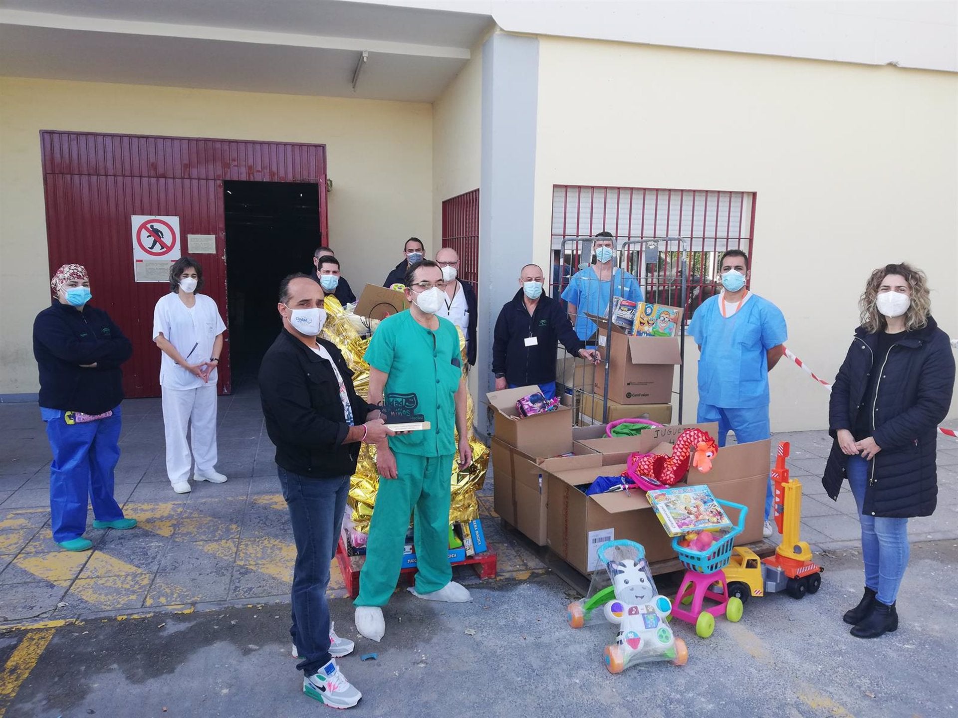 Profesionales del Hospital Infanta Elena recogen más de un millar de juguetes para niños de familias vulnerables Profesionales del Hospital Infanta Elena recogen más de un millar de juguetes para niños de familias vulnerables