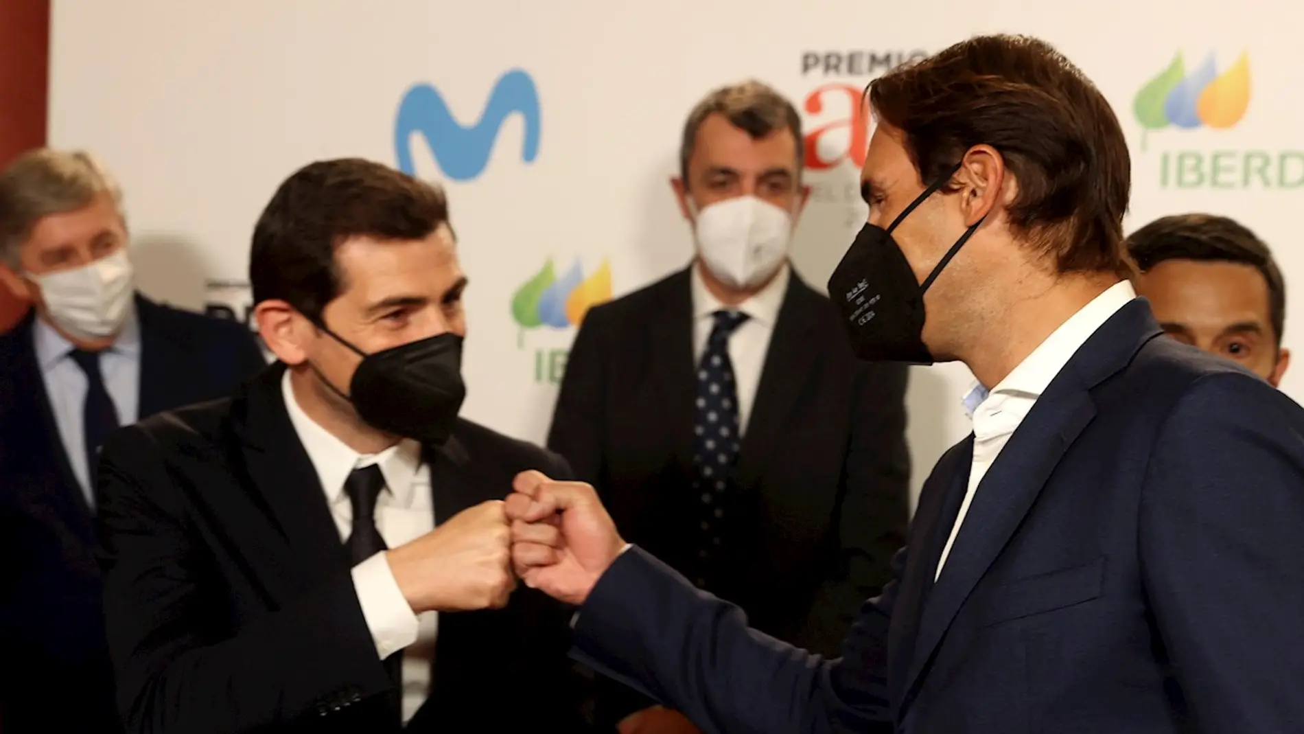 El tenista Rafael Nadal (d) y el futbolista Iker Casillas se saludan en la última Gala de Premios AS del Deporte.