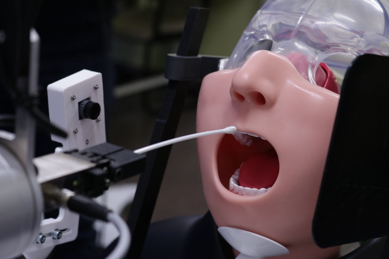 El Instituto de Bioingeniería de la Universidad Miguel Hernández de Elche diseña un robot para la toma de muestras para PCR El Instituto de Bioingeniería de la Universidad Miguel Hernández de Elche diseña un robot para la toma de muestras para PCR