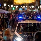 Un coche de la Policía Nacional circula por la céntrica calle del Paseo de Ourense. 