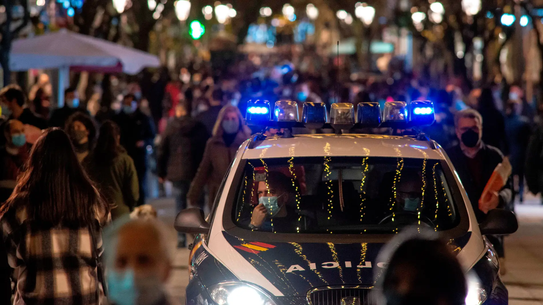 Un coche de la Policía Nacional circula por la céntrica calle del Paseo de Ourense. 