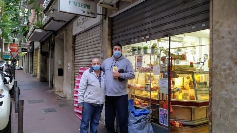 Tolo Vallespir y Nelson Grandi a las puertas de la Carnicería Pedro Vallespir de la calle Baró Santa María del Sepulcre de Palma