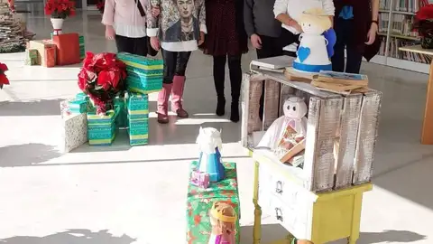La Concejalía de Cultura de Benejúzar ha encomendado al Centro Especial de Empleo de ADIS los trabajos de decoración de la biblioteca municipal Adis