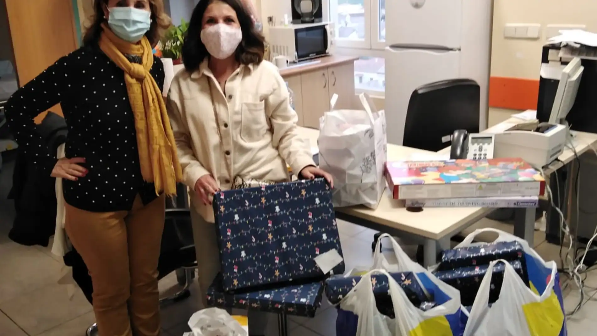 Las Supernenas hacen llegar sus regalos a la planta de pediatría oncológica del Hospital de Toledo