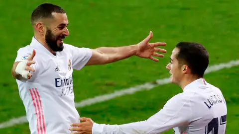 Benzema y Lucas Vázquez se abrazan para celebrar un gol. Benzema y Lucas Vázquez se abrazan para celebrar un gol.