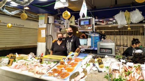 Marilén Amengual y su hijo José Martín, tercera y cuarta generación al frente de Pescados Marilén, en el Mercat de l&#39;Olivar de Palma