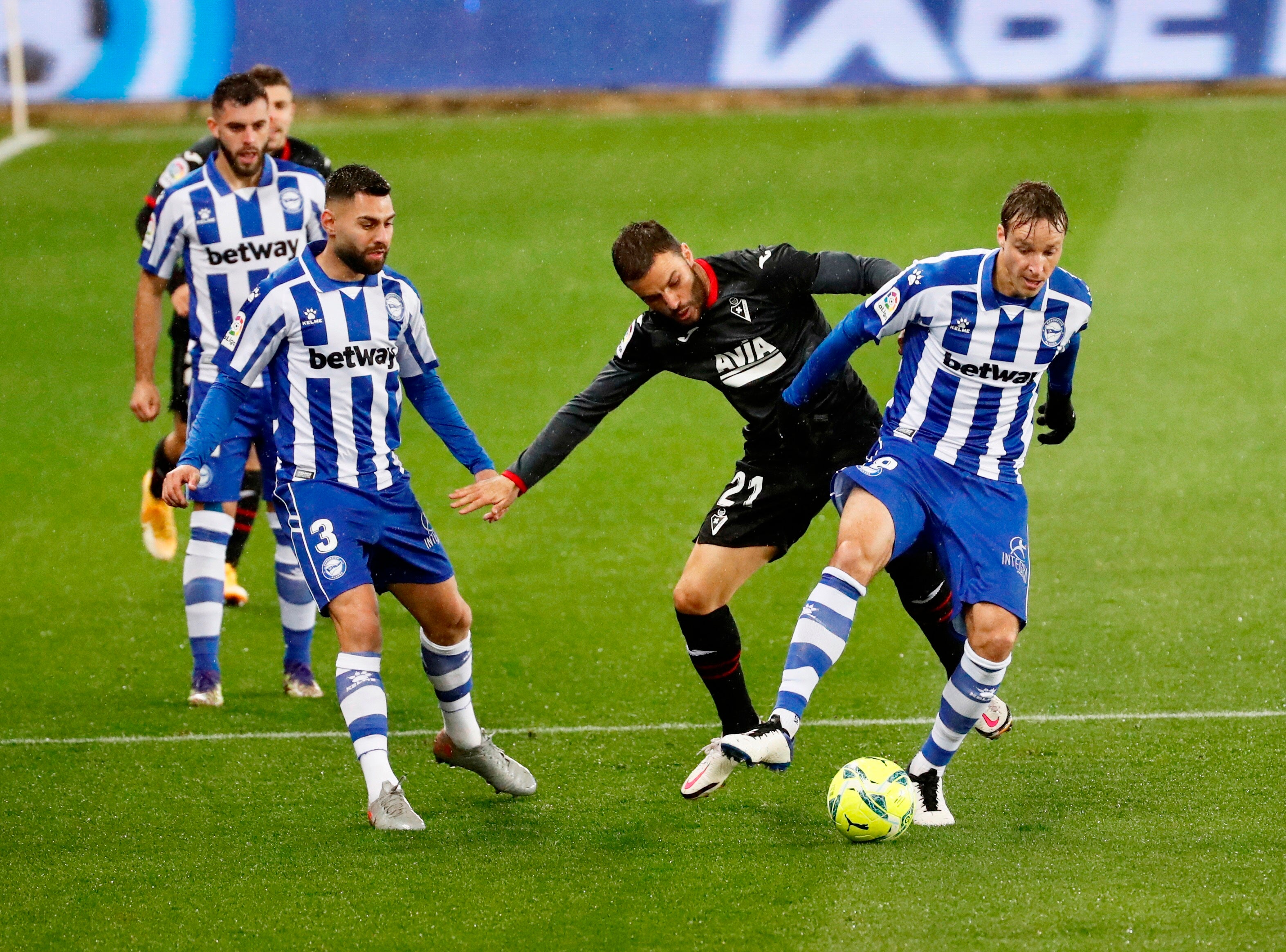 Alavés 2 - 1 Eibar: El Alavés sale victorioso en el duelo vasco Alavés 2 - 1 Eibar: El Alavés sale victorioso en el duelo vasco
