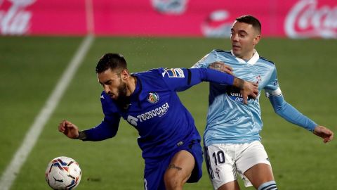 El delantero del Celta Iago Aspas (d) pelea un bal&oacute;n con el defensa uruguayo del Getafe Erick Cabaco durante el partido de LaLiga que se disputa este mi&eacute;rcoles en el Coliseo Alfonso P&eacute;rez. 