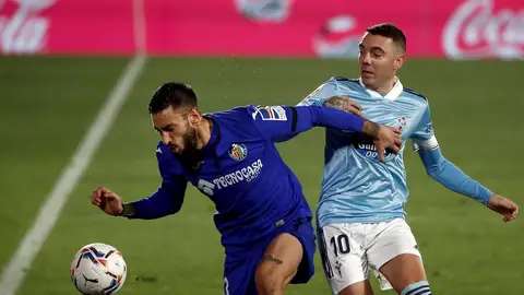 El delantero del Celta Iago Aspas (d) pelea un balón con el defensa uruguayo del Getafe Erick Cabaco durante el partido de LaLiga que se disputa este miércoles en el Coliseo Alfonso Pérez. El delantero del Celta Iago Aspas (d) pelea un balón con el defensa uruguayo del Getafe Erick Cabaco durante el partido de LaLiga que se disputa este miércoles en el Coliseo Alfonso Pérez.