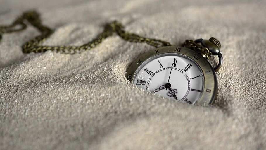 Un reloj en la arena de una playa