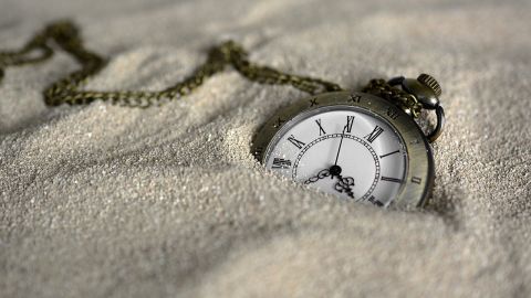 Un reloj en la arena de una playa