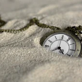 Un reloj en la arena de una playa Un reloj en la arena de una playa