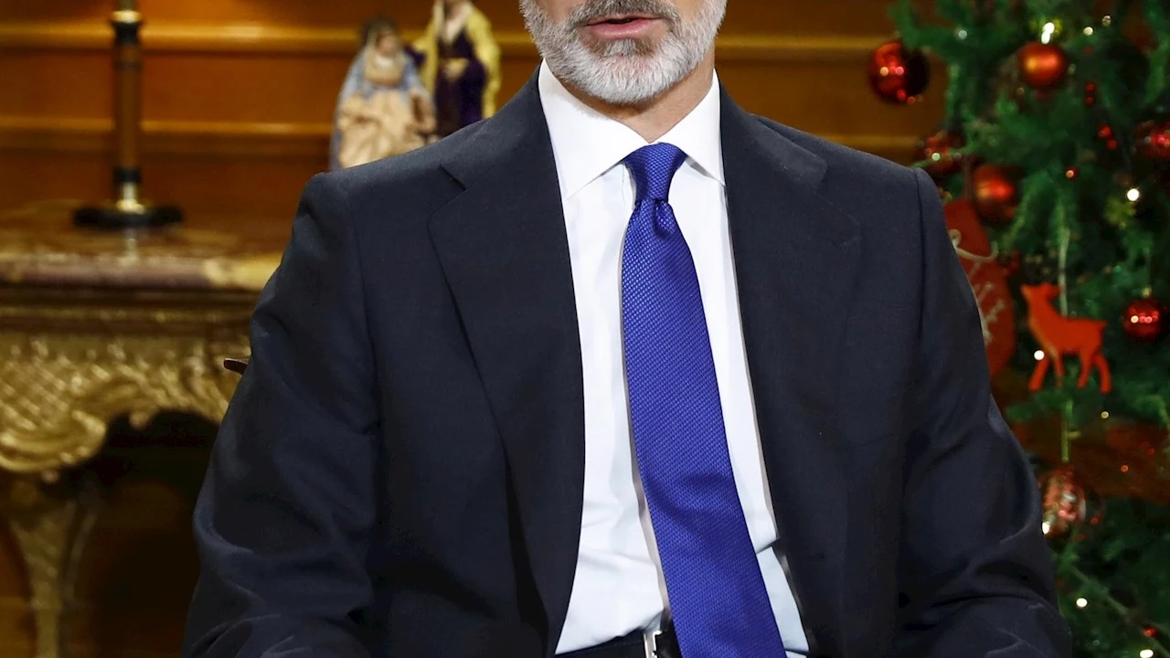 El rey Felipe VI en la Zarzuela ofrece su discurso de Navidad, centrado en resaltar los valores democráticos y la unión en tiempos de crisis por la Covid
