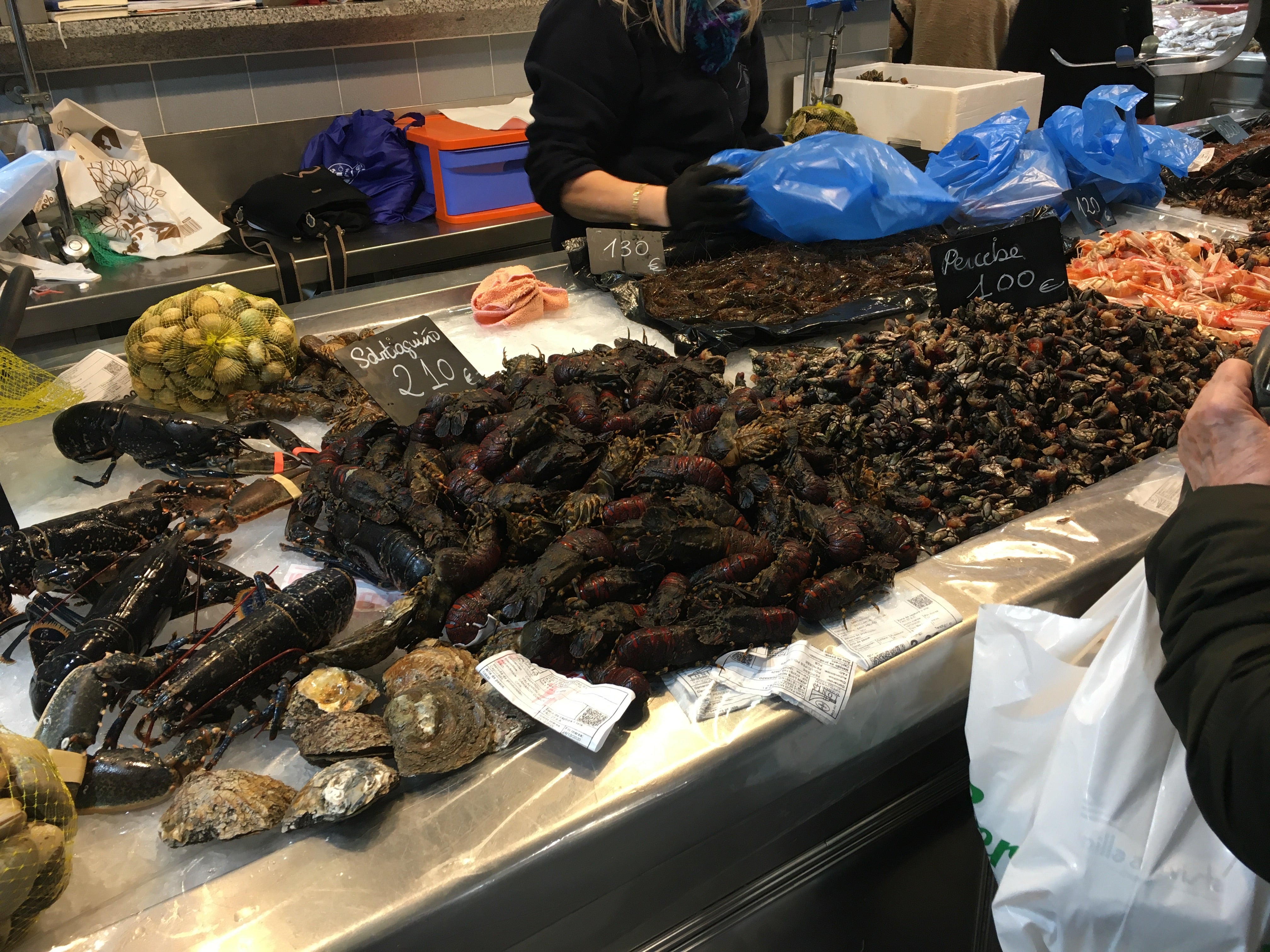 Variedad, calidad y precios elevados del marisco en Nochebuena en la plaza de Lugo de A Coruña Variedad, calidad y precios elevados del marisco en Nochebuena en la plaza de Lugo de A Coruña