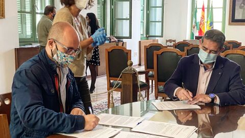El alcalde de El Puerto, Germán Beardo, en la firma del convenio El alcalde de El Puerto, Germán Beardo, en la firma del convenio