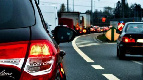 Coches circulando por la carretera