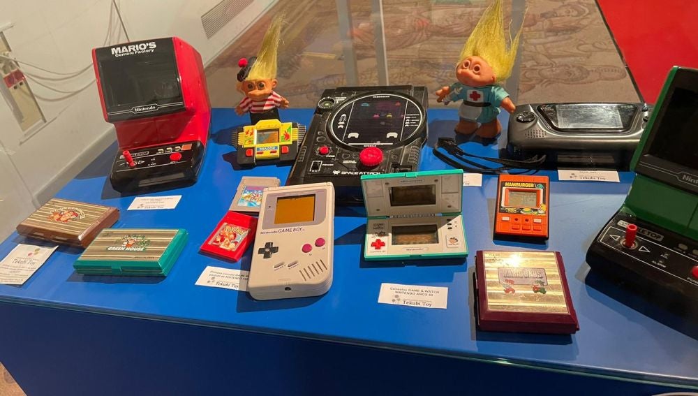 Videoconsolas y otros dispositivos electrónicos populares hace varias décadas 