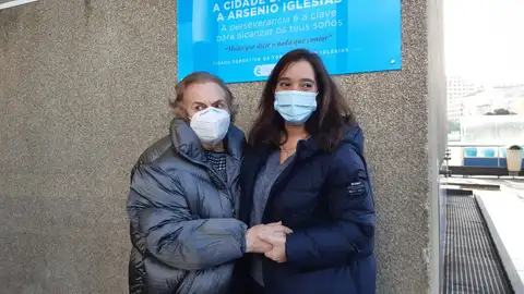 La mujer de Arsenio Iglesias junto a la alcaldesa Detrás, la placa que recuerda al entrenador
