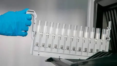 Probetas para los test PCR en un laboratorio de análisis.
