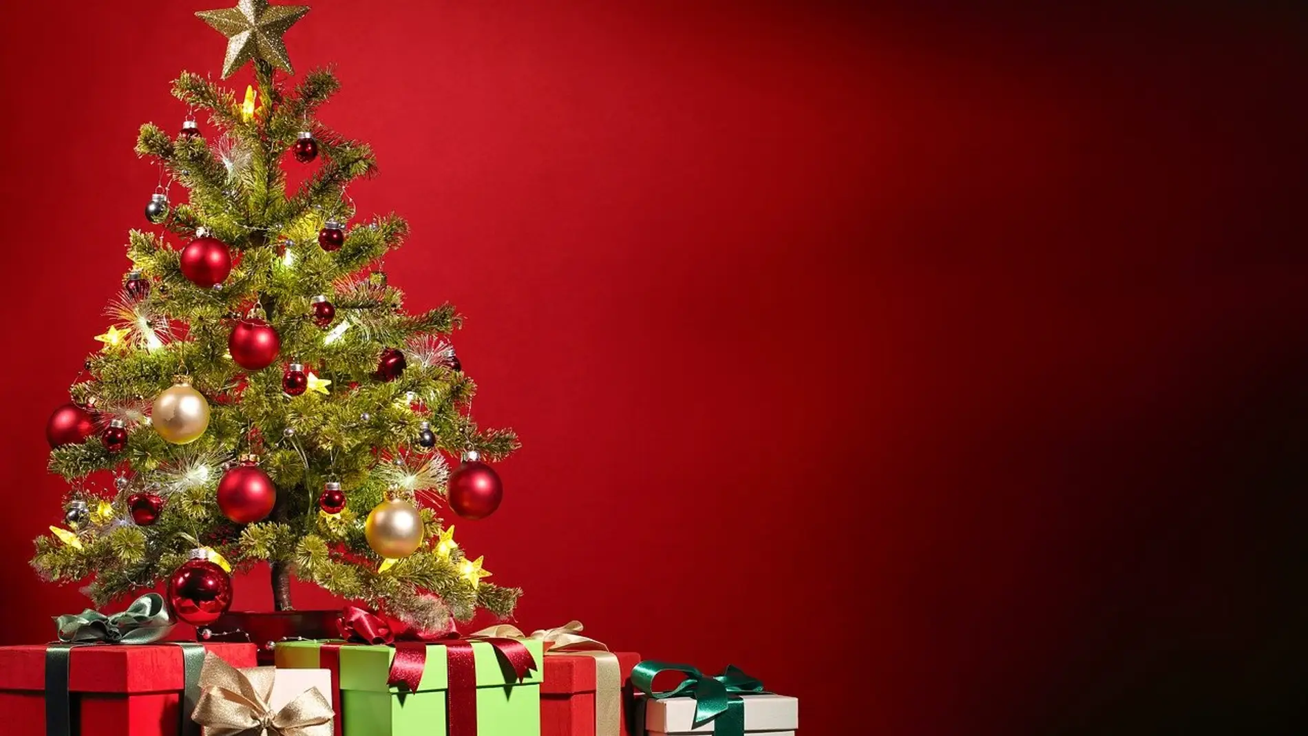 Un árbol de Navidad con regalos en Nochebuena