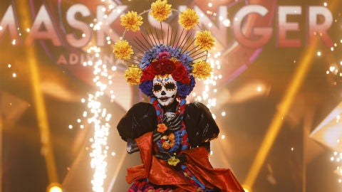 As&iacute; celebr&oacute; Paz Vega (Catrina) llevarse la m&aacute;scara dorada como ganadora de 'Mask Singer'