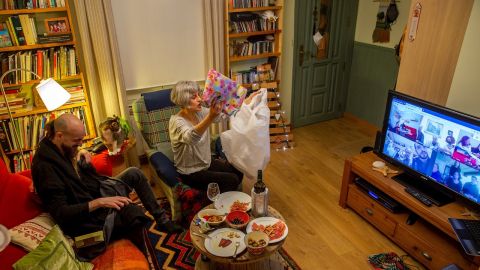 Una familia abre los regalos de Navidad por videollamada en Nochebuena