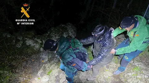Momento del rescate de la Guardia Civil a una familia que se perdió en un monte de Cantabria Momento del rescate de la Guardia Civil a una familia que se perdió en un monte de Cantabria