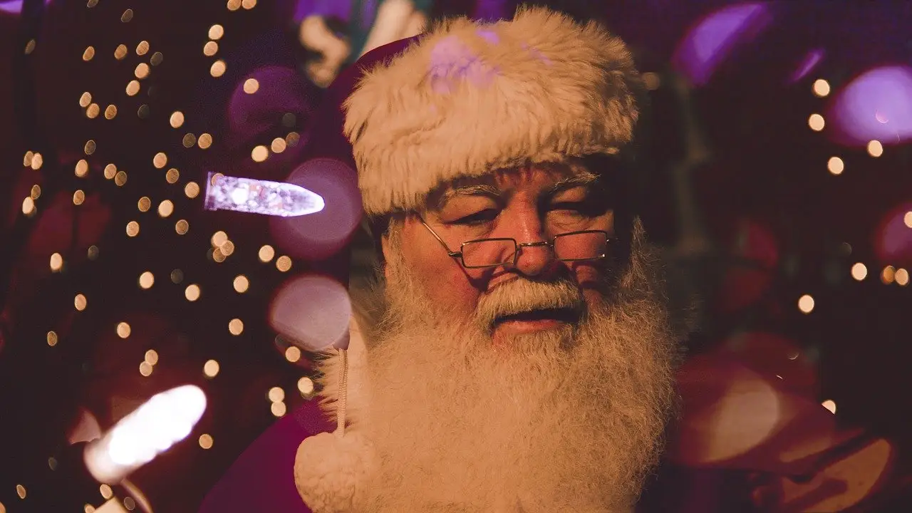 Papá Noel se prepara para repartir los regalos de Navidad Papá Noel se prepara para repartir los regalos de Navidad
