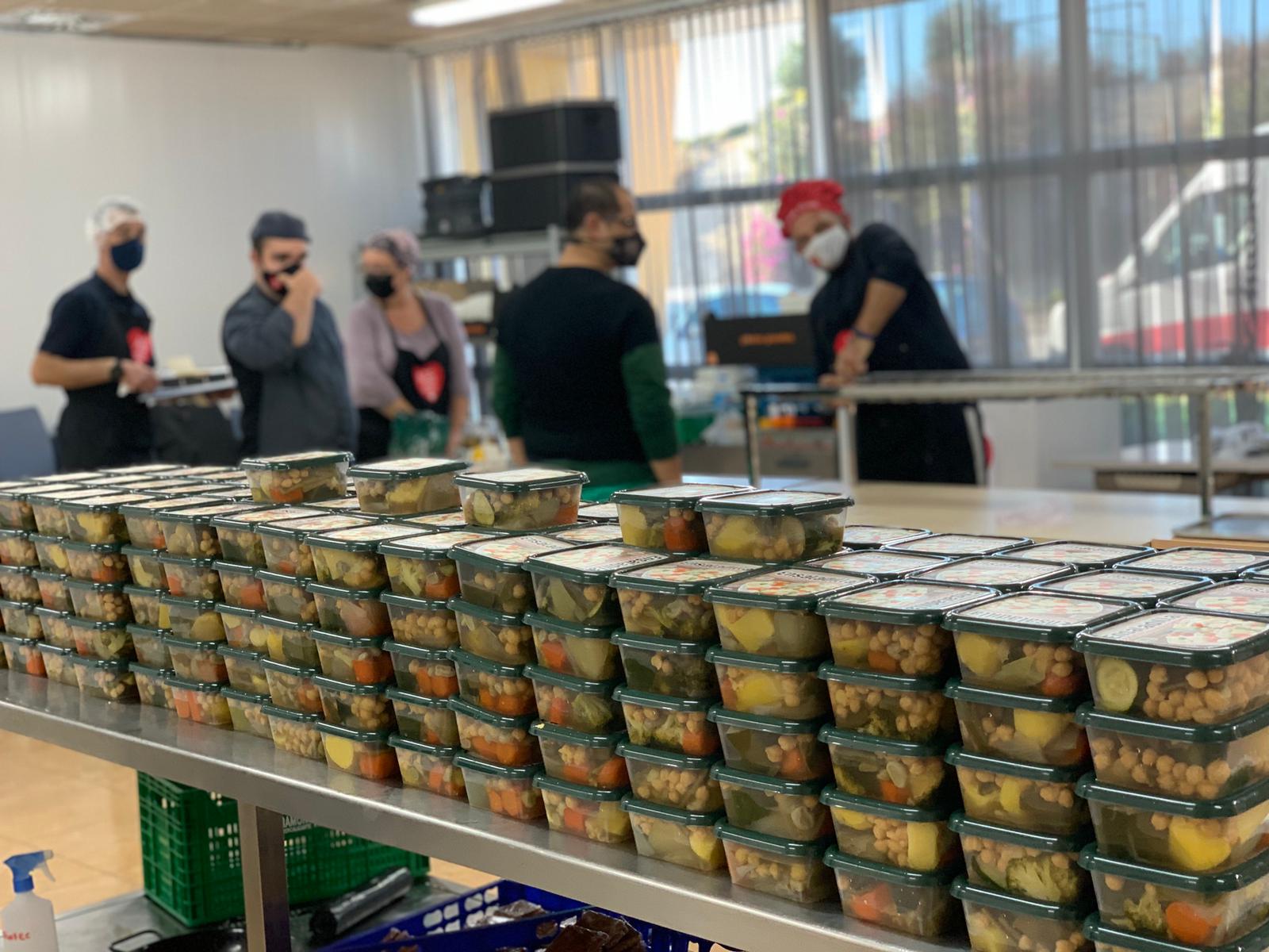 Elche, Elda, Novelda y Monforte del Cid reciben menús en Nochebuena y Navidad cocinados por voluntarios de Alicante Gastronómica Solidaria Elche, Elda, Novelda y Monforte del Cid reciben menús en Nochebuena y Navidad cocinados por voluntarios de Alicante Gastronómica Solidaria