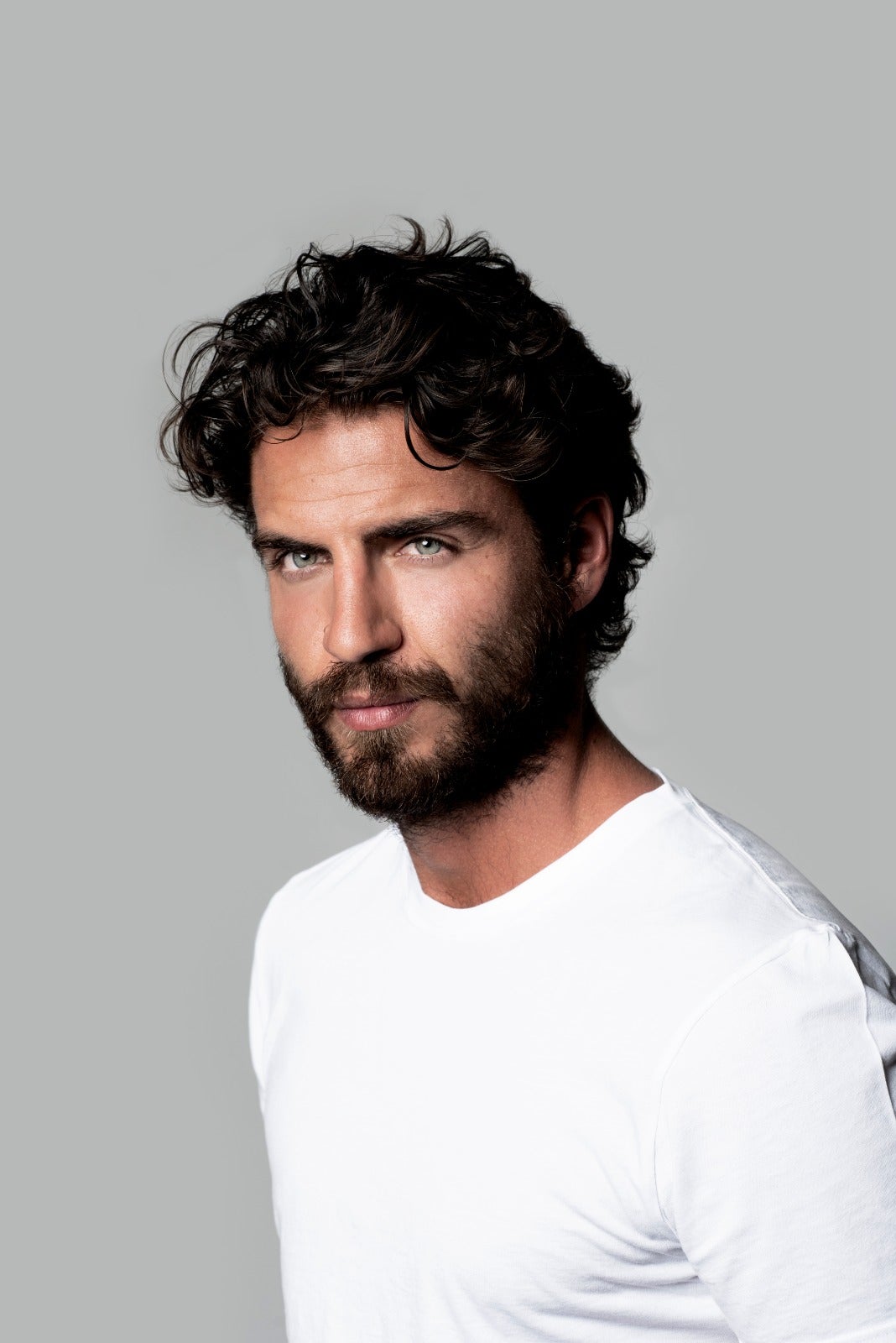 Maxi Iglesias: "El reencuentro cuenta los problemas y las sensaciones que pueda tener una persona de 30 años" Maxi Iglesias: "El reencuentro cuenta los problemas y las sensaciones que pueda tener una persona de 30 años"