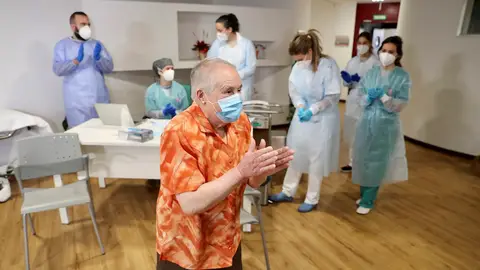 Eulalia Josefa Paleo, conocida por su amistades como "Pepita", de 80 años y usuaria de la Residencia Mixta de Gijón, y que ha recibido la primera dosis de la vacuna de la farmacéutica Pfizer contra el virus covid-19 en Asturias, se ha manifestado "tranquila" y ha animado a todo el mundo a vacunarse "por el bien de todos". Eulalia Josefa Paleo, conocida por su amistades como "Pepita", de 80 años y usuaria de la Residencia Mixta de Gijón, y que ha recibido la primera dosis de la vacuna de la farmacéutica Pfizer contra el virus covid-19 en Asturias, se ha manifestado "tranquila" y ha animado a todo el mundo a vacunarse "por el bien de todos".