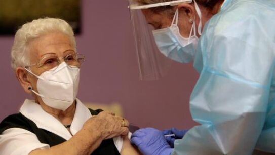 Araceli, la primera mujer en vacunarse contra el coronavirus en España