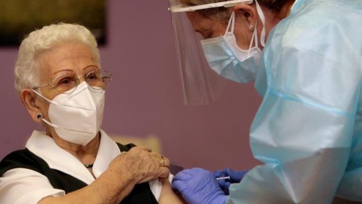 Araceli, la primera mujer en vacunarse contra el coronavirus en España