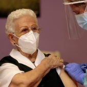 Araceli, la primera mujer en vacunarse contra el coronavirus en España