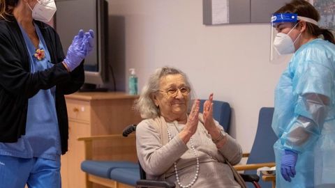 Avelina Serrano, la primera vacunada en Baleares