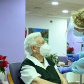 Araceli, de 96 años, ha sido la primera persona en vacunarse contra la Covid-19 en España. Ha sido en la residencia Los Olmos, en Guadalajara.
