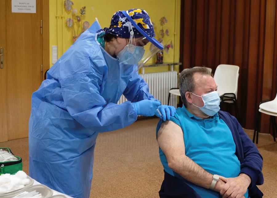 ¿Qué pasa con las personas que contraen el virus pese a haber sido vacunadas? ¿Qué pasa con las personas que contraen el virus pese a haber sido vacunadas?