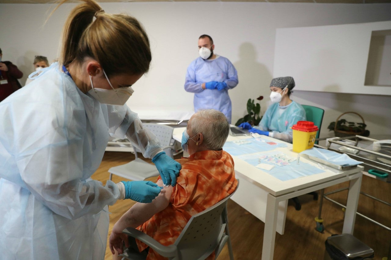 ‘Pepita’, la primera en recibir en Asturias la vacuna de Pfizer ‘Pepita’, la primera en recibir en Asturias la vacuna de Pfizer