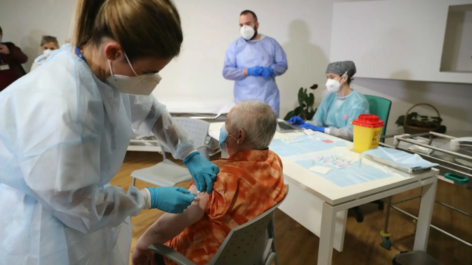 ‘Pepita’, la primera en recibir en Asturias la vacuna de Pfizer