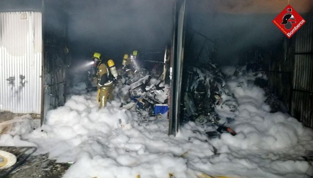 Efectivos de bomberos en las labores de extinción del incendio en Elche.