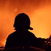 Un bombero trabaja en un incendio
