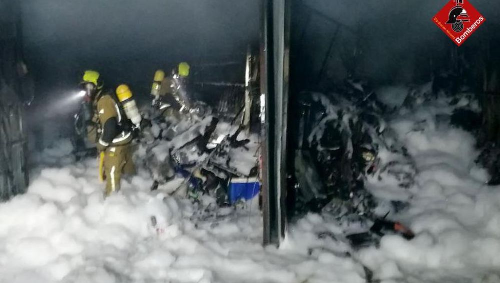 Efectivos de bomberos en las labores de extinción del incendio en Elche.