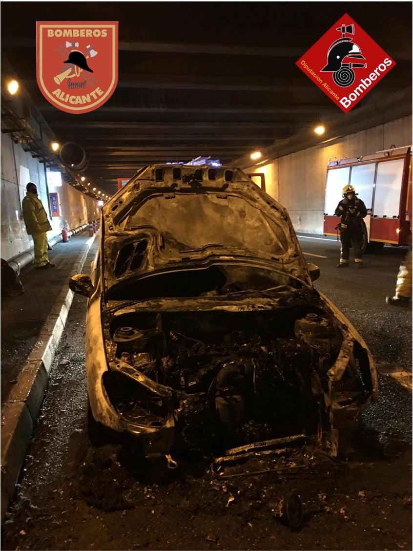 Los bomberos extinguen un incendio en un coche en el túnel de San Juan Los bomberos extinguen un incendio en un coche en el túnel de San Juan