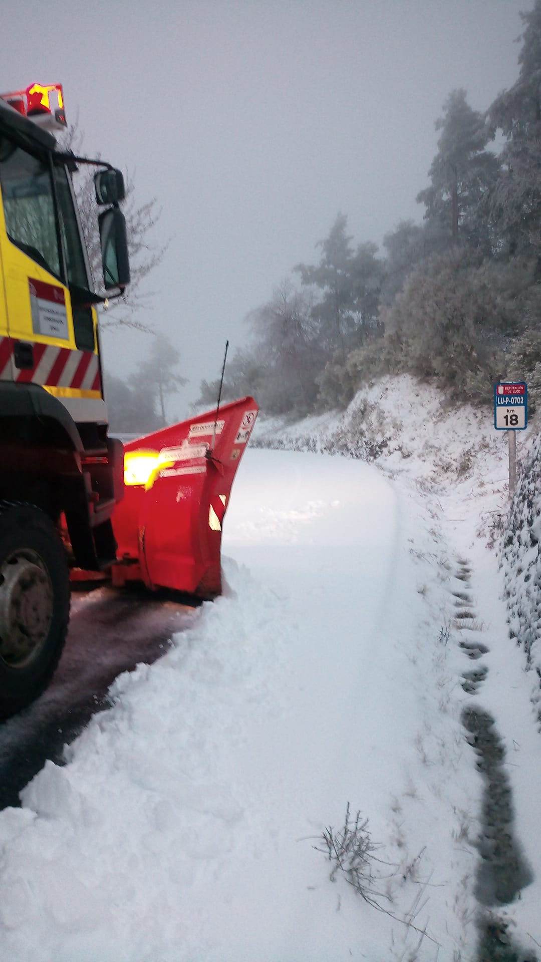 96 operarios y 48 equipos de la Diputación despejan de nieve más de 80 carreteras de la provincia 96 operarios y 48 equipos de la Diputación despejan de nieve más de 80 carreteras de la provincia