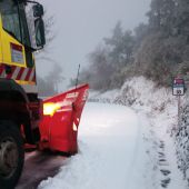 96 operarios y 48 equipos de la Diputación despejan de nieve más de 80 carreteras de la provincia