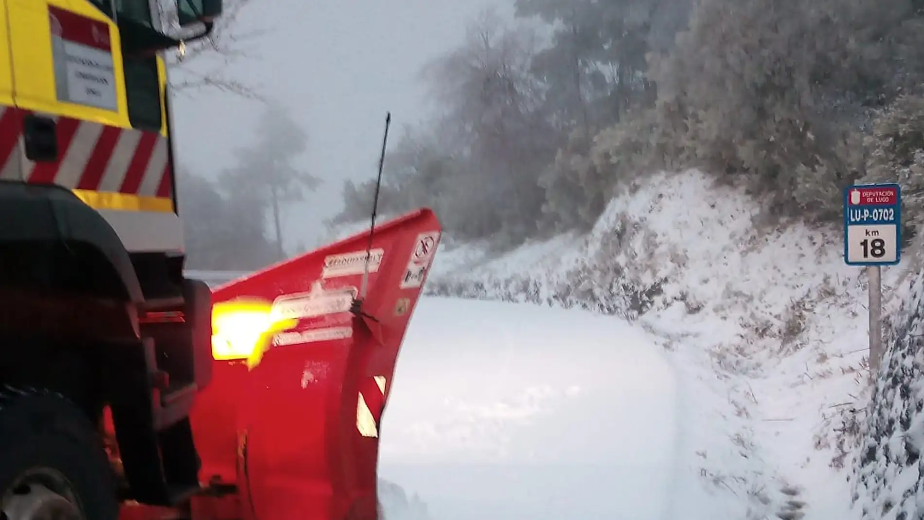96 operarios y 48 equipos de la Diputación despejan de nieve más de 80 carreteras de la provincia