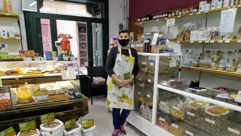 Margalida Juan y su hermana Francisca están al frente del Colmado Maneu de Vía Sindicat de Palma desde hace más de 30 años. Margalida Juan y su hermana Francisca están al frente del Colmado Maneu de Vía Sindicat de Palma desde hace más de 30 años.